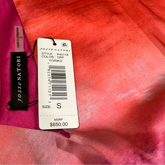 JOSIE NATORI
YORIKO SILK SHORT CAFTAN - Picture 9 of 9